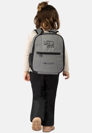 Grauer Rucksack mit schwarzem Elefantenmotiv, verstellbaren Trägern, Reißverschlussfach vorne und Netzseitentasche. Strapazierfähiges Material und kompaktes Design.