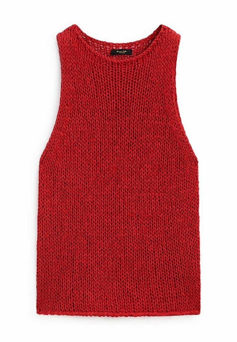 Haut en maille sans manches rouge, présentant une texture lâche et un col rond, avec des bords coupés droits et sans ornements supplémentaires.