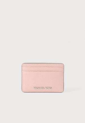 Tarjetero de cuero rosa texturizado con tres ranuras para tarjetas y el logo plateado de Michael Kors centrado en el frente.