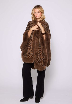 Leopardprint poncho met bruine nepbontafwerking, met een oversized ontwerp, zachte textuur en een open voorkant.