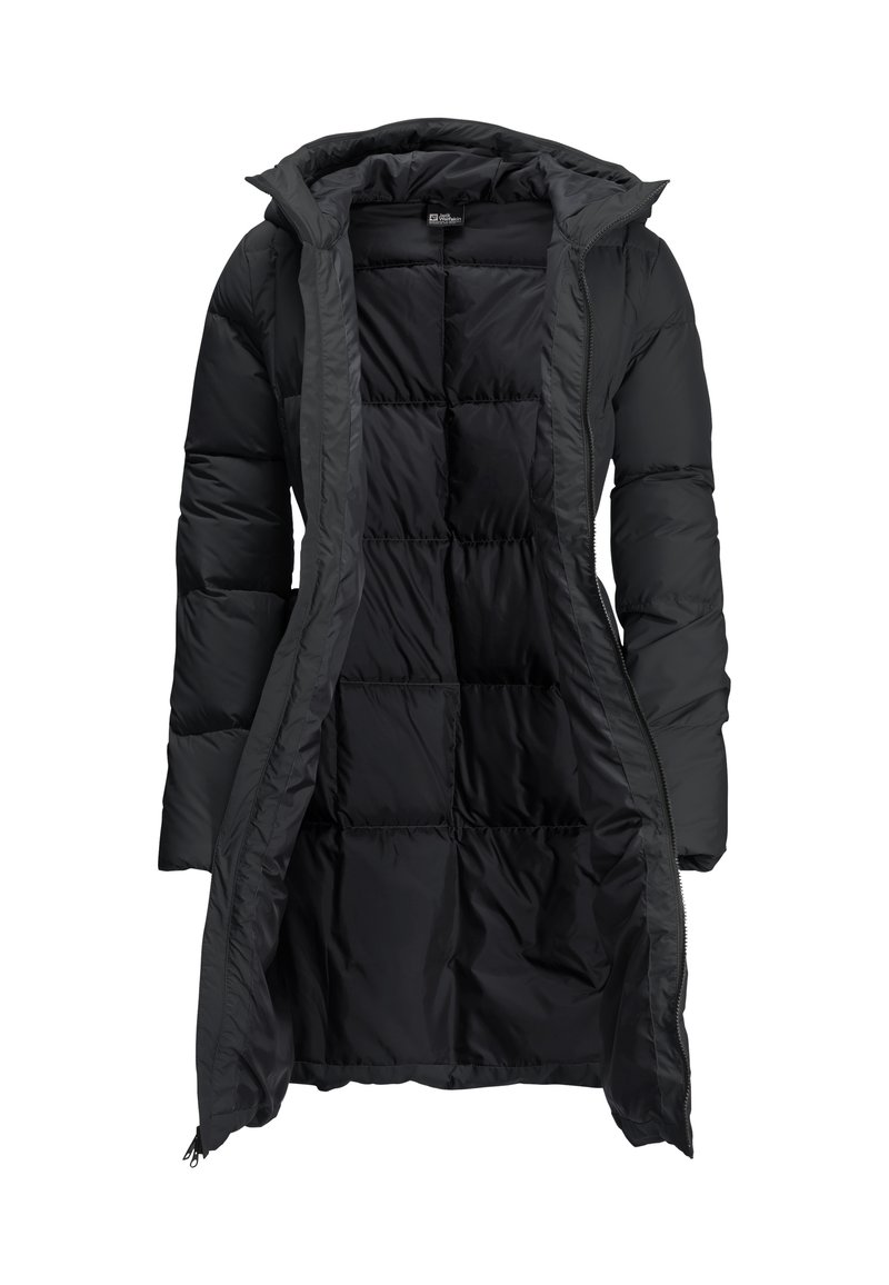 Schwarze Daunenjacke mit langem Design, ausgestattet mit einer Kapuze, einem Reißverschluss auf der Vorderseite und einer gesteppten Textur mit rechteckigen Abschnitten im Inneren.
