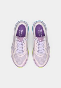 Αθλητικά παπούτσια σε ανοιχτό μωβ χρώμα με επάνω μέρος από πλέγμα, ανακλαστικές λεπτομέρειες και χοντρή σόλα σε πράσινο και μπλε χρώμα. Διαθέτουν κορδόνια και εκτυπωμένα πέλματα.