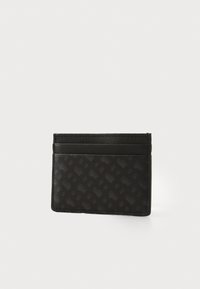 Carteră neagră pentru carduri, cu un model texturat, multiple sloturi pentru carduri și un design elegant. Fabricată dintr-un material durabil cu un finisaj neted.