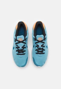 Baskets de sport bleues avec une tige texturée, des lacets noirs et des accents orange au niveau du col ; dotées d'une semelle blanche rembourrée.