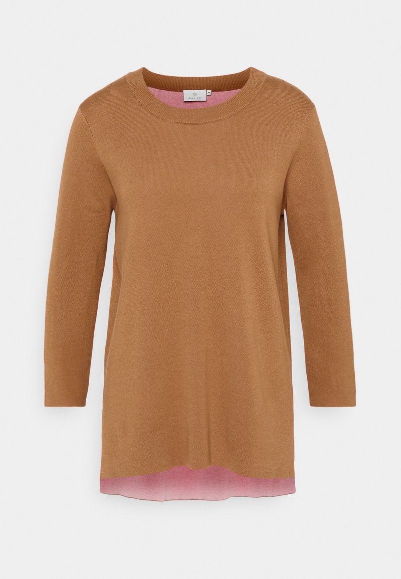 Brauner gestrickter Pullover mit rundem Halsausschnitt, Dreiviertelärmeln und pinkem Saumdetail. Glatte Textur und lockere Passform.