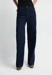 - Jeansy Relaxed Fit