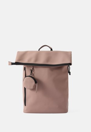 Zaino impermeabile rosa con design a risvolto, dotato di tasca frontale con zip, dettagli accentuati e una pochette rotonda staccabile.
