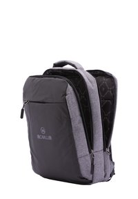 Zaino grigio e nero con doppi zip, manici imbottiti, interno del compartimento imbottito e un logo sul pannello frontale. Esterno in tessuto testurizzato.