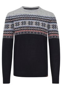 Ein gestrickter Pullover in tiefem Marineblau mit einer grauen Schulterpartie, die Schneeflocken- und geometrische Muster in Rot, Blau und Weiß zeigt. Klassischer Rundhalsausschnitt.