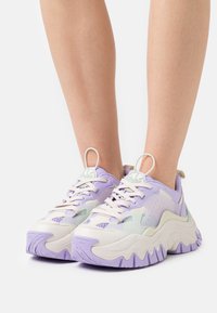 Buffalo TRAIL ONE  - Sapatilhas - lilac