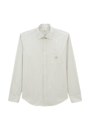 Chemise à rayures de couleur claire à manches longues, fabriquée dans un tissu à la texture lisse. Elle possède un col avec boutons et une poche poitrine avec une étiquette.