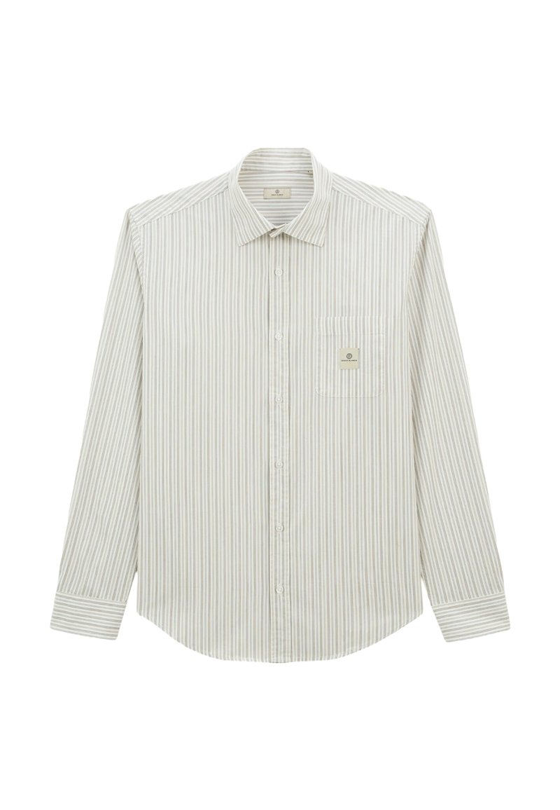 Chemise à rayures de couleur claire à manches longues, fabriquée dans un tissu à la texture lisse. Elle possède un col avec boutons et une poche poitrine avec une étiquette.