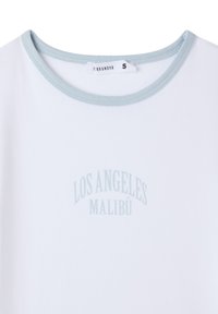 T-shirt bianca in cotone con colletto a coste blu chiaro. Presenta una stampa con la scritta "LOS ANGELES MALIBÚ" in caratteri blu chiaro.