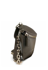 Bolso bandolera de cuero gris con forma redondeada, con cierre de cremallera, un bolsillo lateral y una correa de cadena plateada.