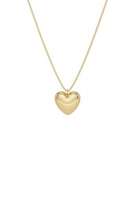 Collar con colgante de corazón dorado en una cadena delgada, con una superficie lisa y reflectante con un acabado brillante. Diseño simple y elegante.