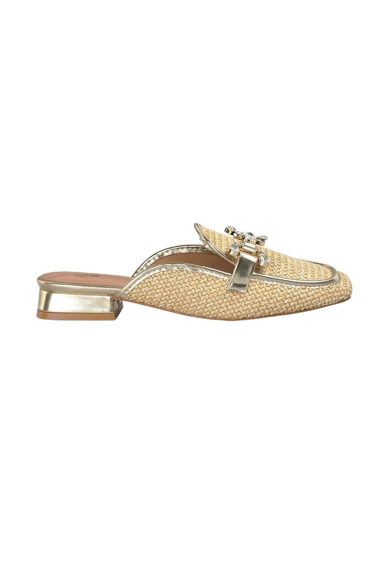 Mule in paglia intrecciata di colore beige con tacco posteriore dorato metallizzato e decorazioni sulla parte superiore. Texture liscia e tacco leggero.