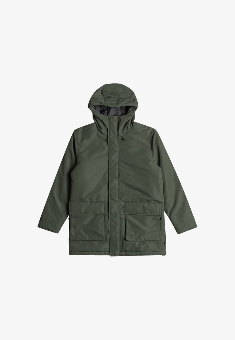 Parka verde oliva, impermeabile, con cappuccio, zip frontale, due ampie tasche a toppa e corde di regolazione. Tessuto liscio e resistente.
