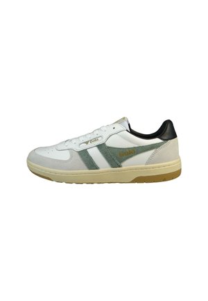 Baskets blanches avec des accents en suede vert, dotées de deux rayures latérales, d'une semelle beige et de détails noirs au niveau du talon. Logo Gola en doré sur le côté.
