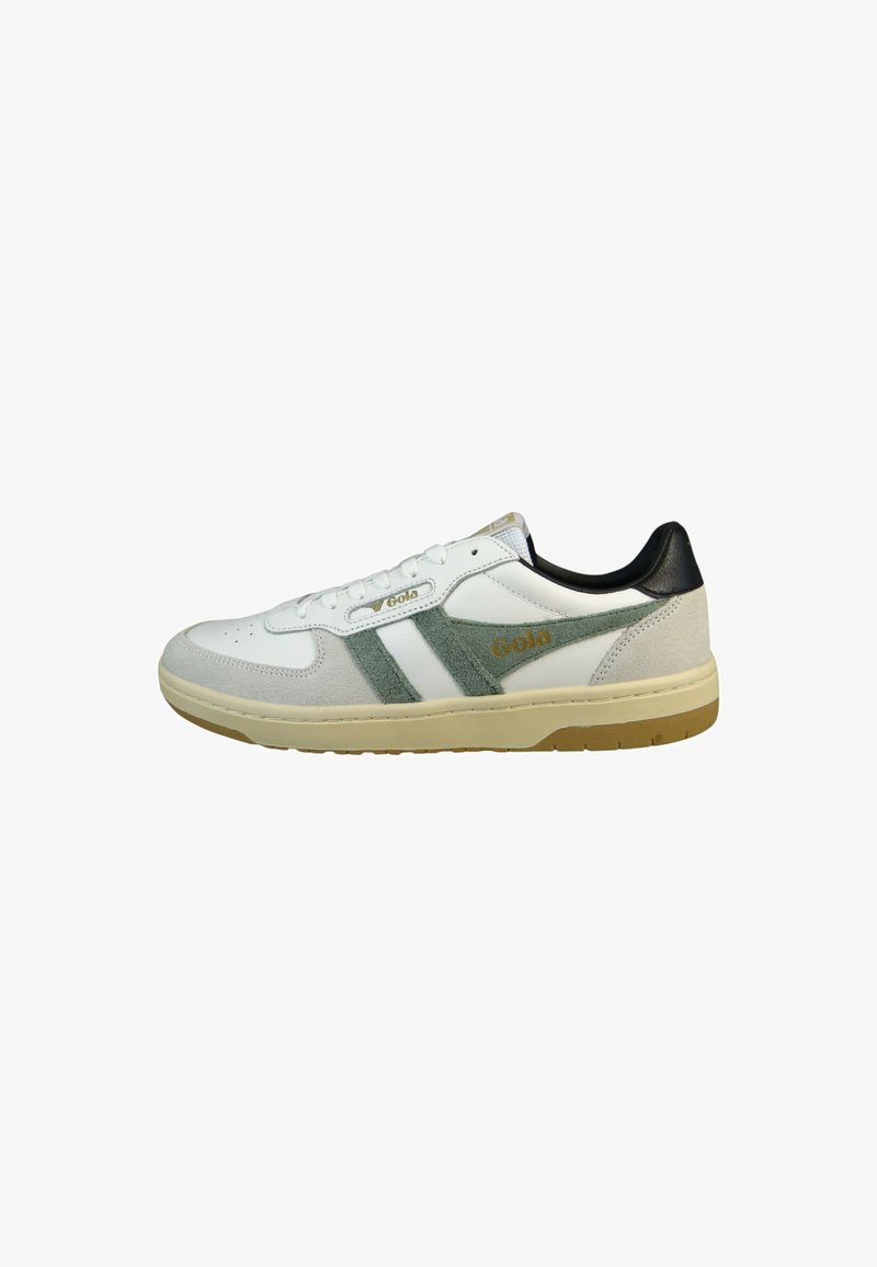 Sneaker bianca con dettagli in suede verde, caratterizzata da due strisce laterali, una soletta beige e dettagli neri sul tallone. Logo Gola in oro sul lato.
