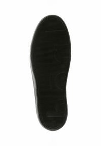 Semelle de chaussure en caoutchouc noir avec surface texturée, présentant des stries horizontales et des lettres en relief. Bord lisse et design de talon circulaire.
