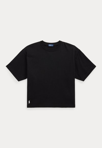 Melnā kokvilnas t-krekls ar īsām piedurknēm, apaļu kaklu un mazu baltu logo apakšējā kreisajā stūrī. Klasisks, taisnstūrveida piegriezums ar minimālu detaļu skaitu.