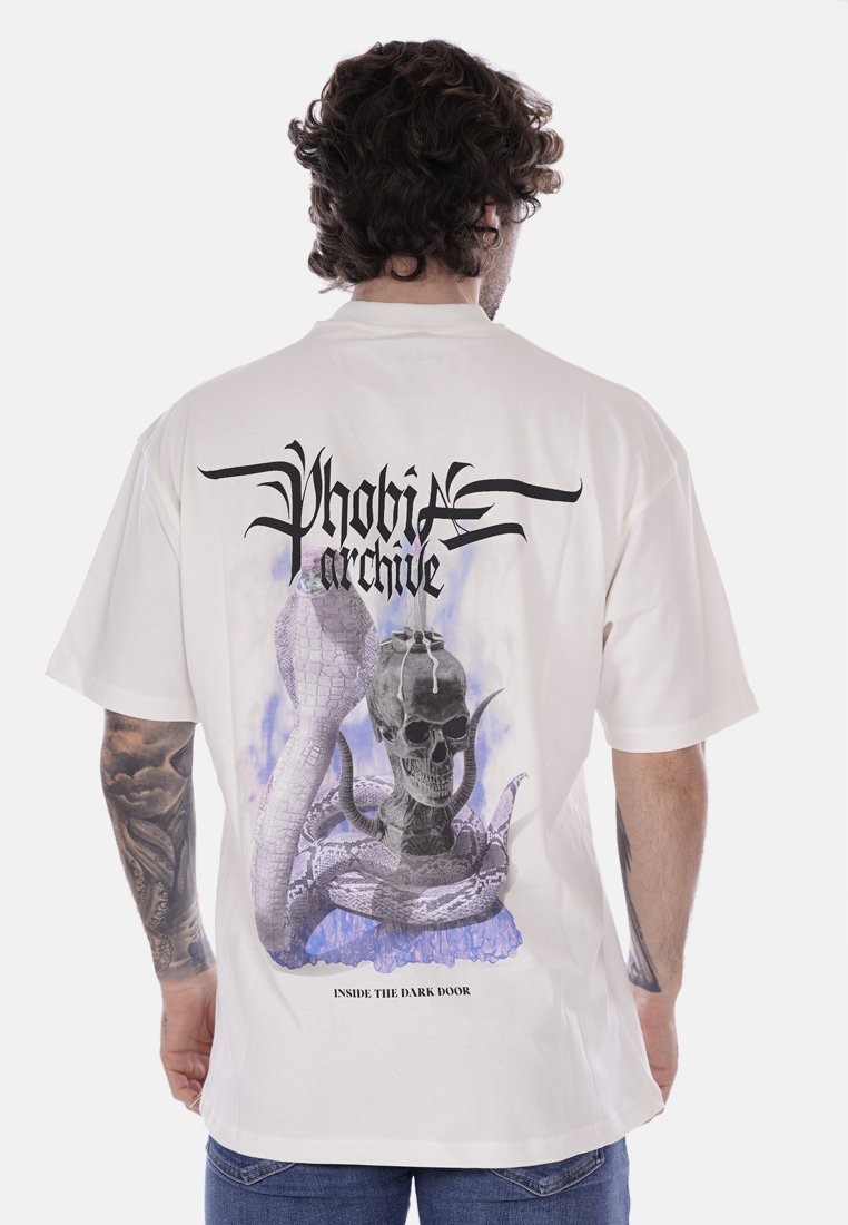 T-shirt bianco con una grafica di un serpente e un teschio sul retro, con il testo "Phobia Archive" in grassetto nero e accenti viola.