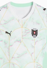 Maillot de football marbré vert clair et blanc avec des lignes géométriques dorées, logo Puma noir à gauche et écusson de l'équipe nationale d'Autriche sur la poitrine droite.