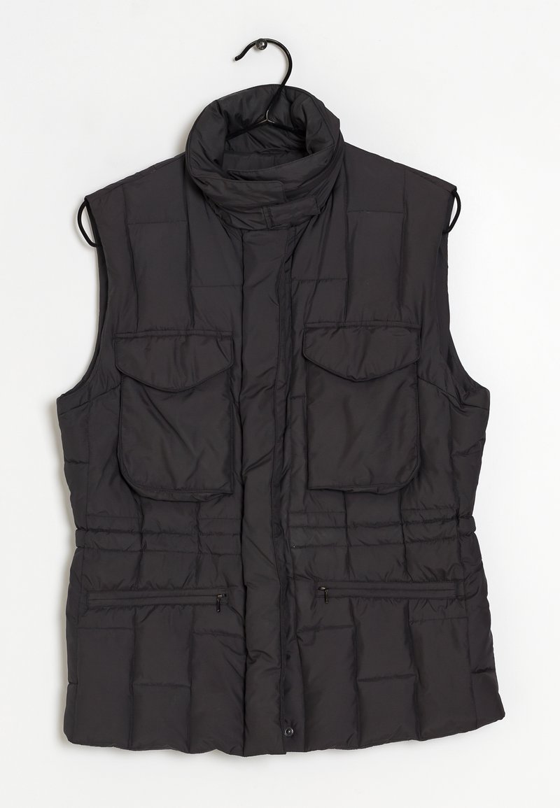 Czarna, bezrękawnik puchowy z wysokim kołnierzem, dwoma dużymi przednimi kieszeniami i dwiema kieszeniami na zamek, charakteryzująca się pikowanym teksturem i poziomymi szwami.