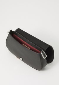 Clutch in pelle nera con superficie strutturata, hardware in argento e interno color bordeaux. Presenta una chiusura a scatto e una forma slanciata ed elegante.