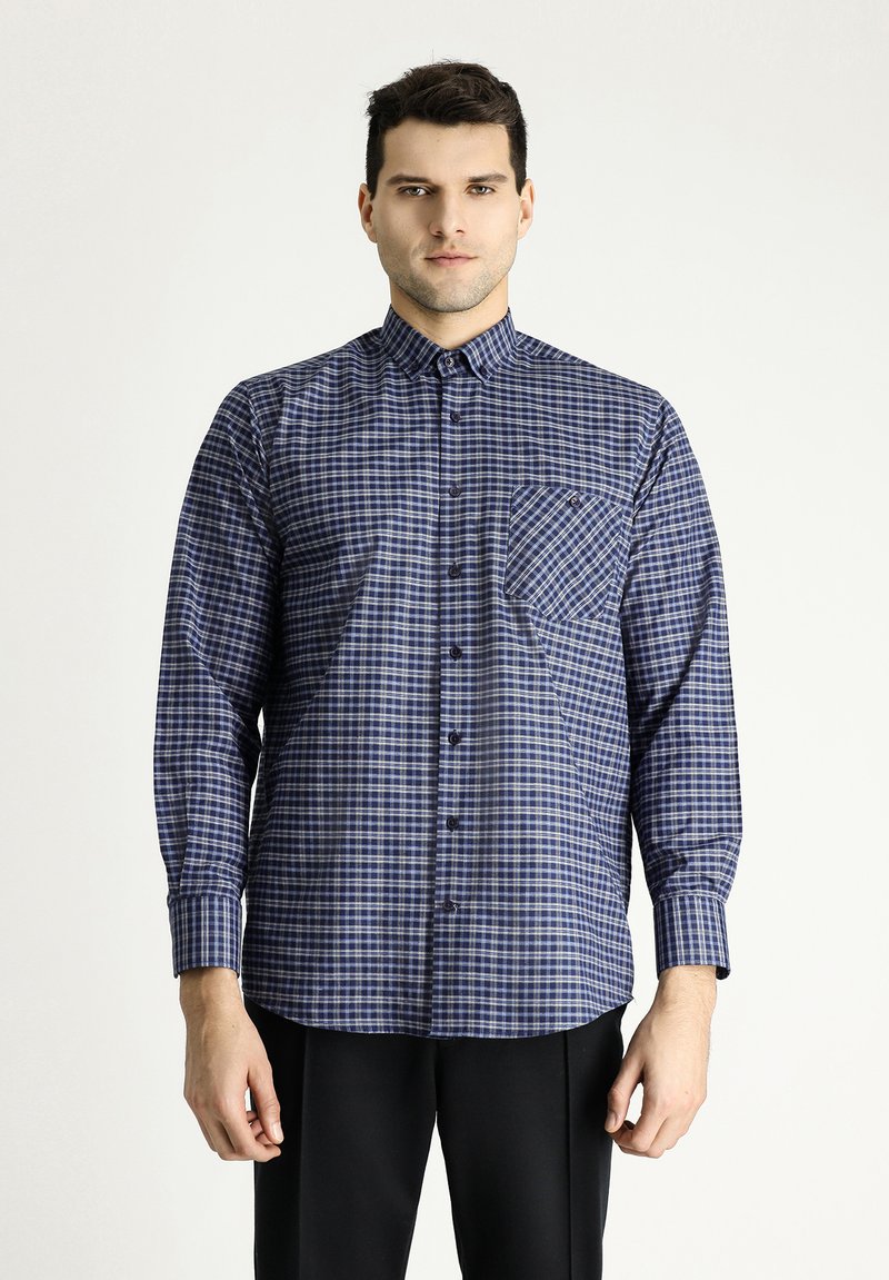Camicia a quadri blu e bianca con maniche lunghe, taschino singolo sul petto e bottoni a contrasto. Tessuto morbido con texture liscia.