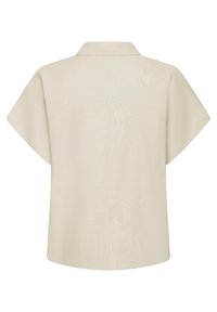 Bézs színű, rövid ujjú blúz laza szabással és klasszikus gallérral, hátulról fehér háttér előtt bemutatva.