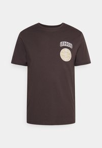 T-shirt marron foncé à manches courtes avec le texte "OHIO" et un graphique de basket-ball beige portant l'inscription "Ohio Brooklyn University" sur le côté gauche de la poitrine.