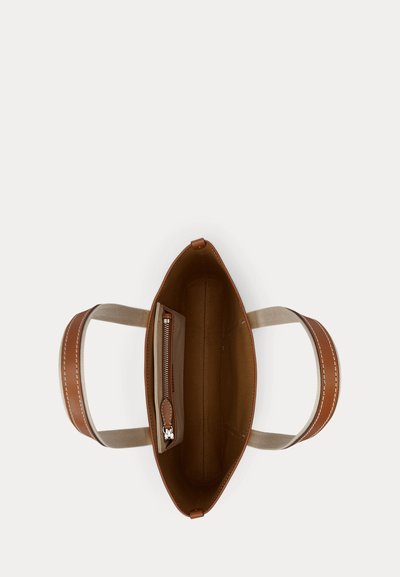 Vue de dessus d'un sac cabas en cuir marron ouvert avec deux poignées et une poche intérieure zippée sur fond blanc.