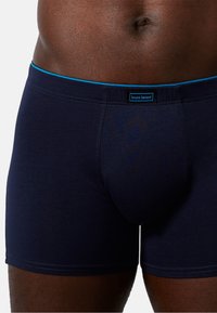 Boxer in cotone blu navy con elastico e logo azzurro. Presenta un design aderente, una texture morbida e lunghezza gamba standard.