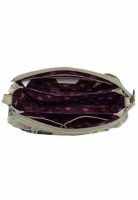 Bunte Tasche mit floralem Außenmaterial, beigen Griffen und einem tiefvioletten Innenraum mit rosa Blumenmustern. Mehrere Fächer mit Reißverschlüssen.