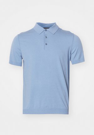 Hellblaues Polo-Shirt aus weichem, gestricktem Stoff mit Kragen, drei Knöpfen und kurzen Ärmeln. Keine sichtbaren Muster oder Akzente.