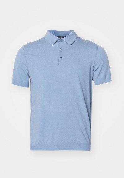 Polo shirt bleu clair en tissu tricoté doux avec un col, trois boutons et des manches courtes. Aucun motif ou accent visible.