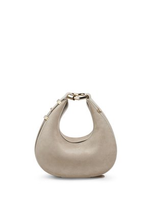 Beige, halbmondförmige Handtasche mit glatter Textur und glänzendem goldfarbenem Kettenhenkel auf weißem Hintergrund.