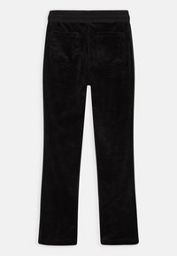 Calças de veludo preto com uma textura suave, apresentando uma cintura elástica larga e dois bolsos traseiros. Design bootcut com um brilho subtil.