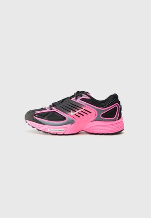 Sort og pink Nike løbesko med mesh-overdel, fuldlængde Nike Air sål og sølv Nike swoosh på siden.