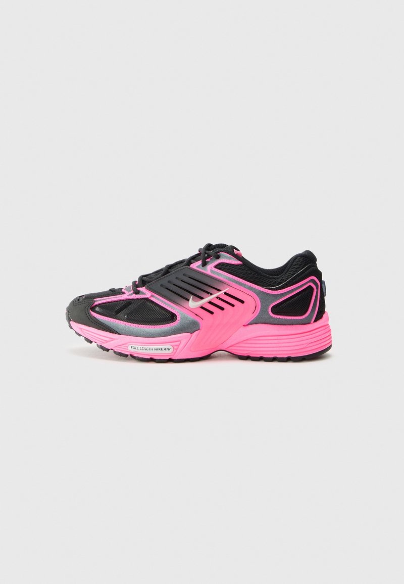 Chaussure de running Nike noire et rose avec tige en mesh, semelle Nike Air intégrale et logo Nike argenté sur le côté.