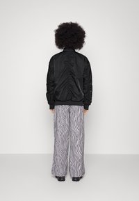 Nike Sportswear W NSW ESSNTL WVN BMR JKT IGNI - Bomber stiliaus striukė - black