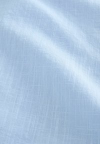 Tissu texturé bleu clair avec un motif en fine grille, présentant une surface douce et lisse ainsi qu'un éclat subtil. Matériau fin et léger.