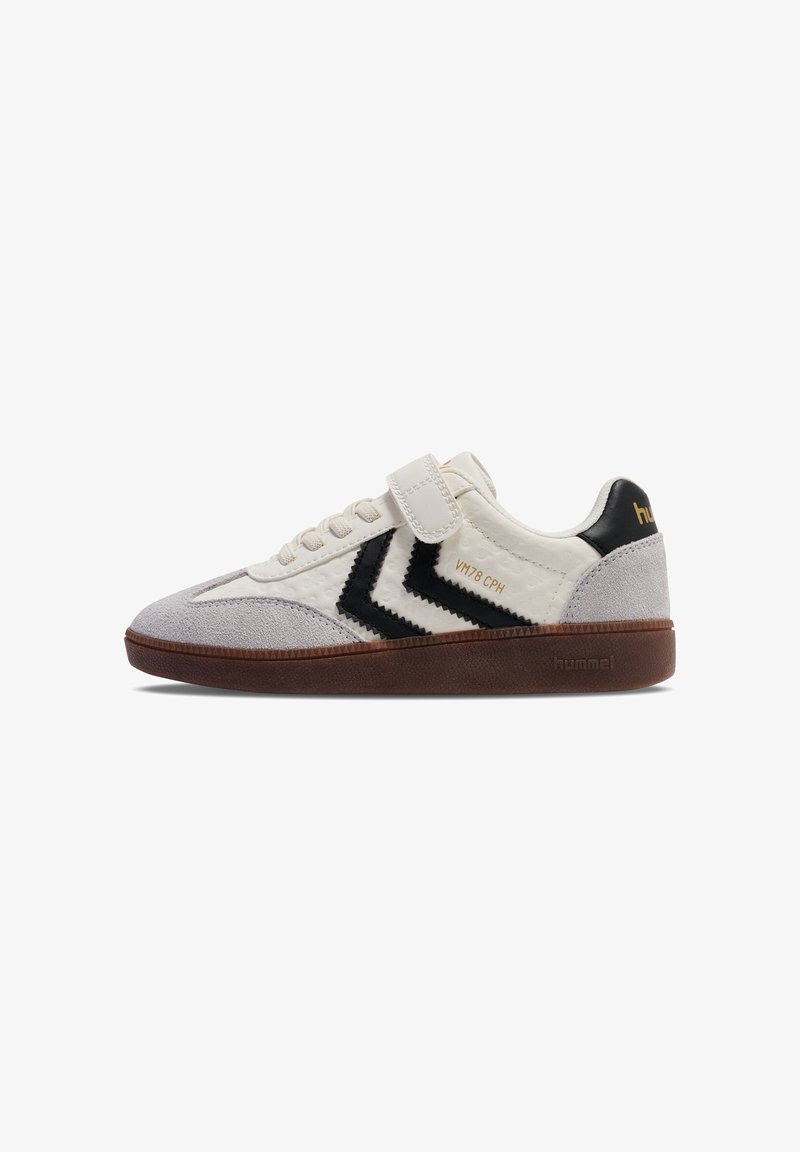 Weißer und grauer Wildleder-Sportschuh mit schwarzen Akzenten, ausgestattet mit einem Klettverschluss, einer strukturierten Oberseite und brauner Gummisohle.