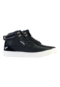 Sneaker alte nere con finitura lucida, occhielli argentati, suola bianca a contrasto e sottili motivi a pois sui lati. Logo del marchio visibile.