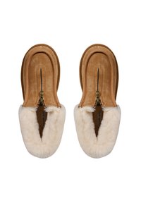 Pantuflas de ante en beige con un suave forro de pelaje blanco. Presentan un diseño bicolor y un detalle de cremallera en la parte superior.