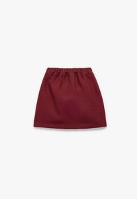 Mini falda burdeos hecha de tejido texturizado con cintura elástica, que presenta un diseño sencillo y un color sólido sin patrones ni acentos.