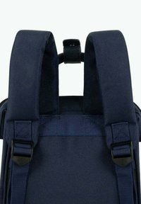 Marine-Rucksack mit gepolsterten Schultergurten und verstellbaren Schnallen. Hergestellt aus strapazierfähigem Stoff mit glatter Textur und Tragegriff oben.