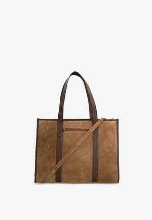 Bruine suède tote bag met leren accenten, twee handvatten en een verwijderbare schouderriem. Bevat een voorvak met rits.