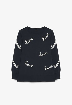 Pull bleu marine à manches longues avec le mot "love" en écriture cursive blanche dispersé sur le devant et les manches.